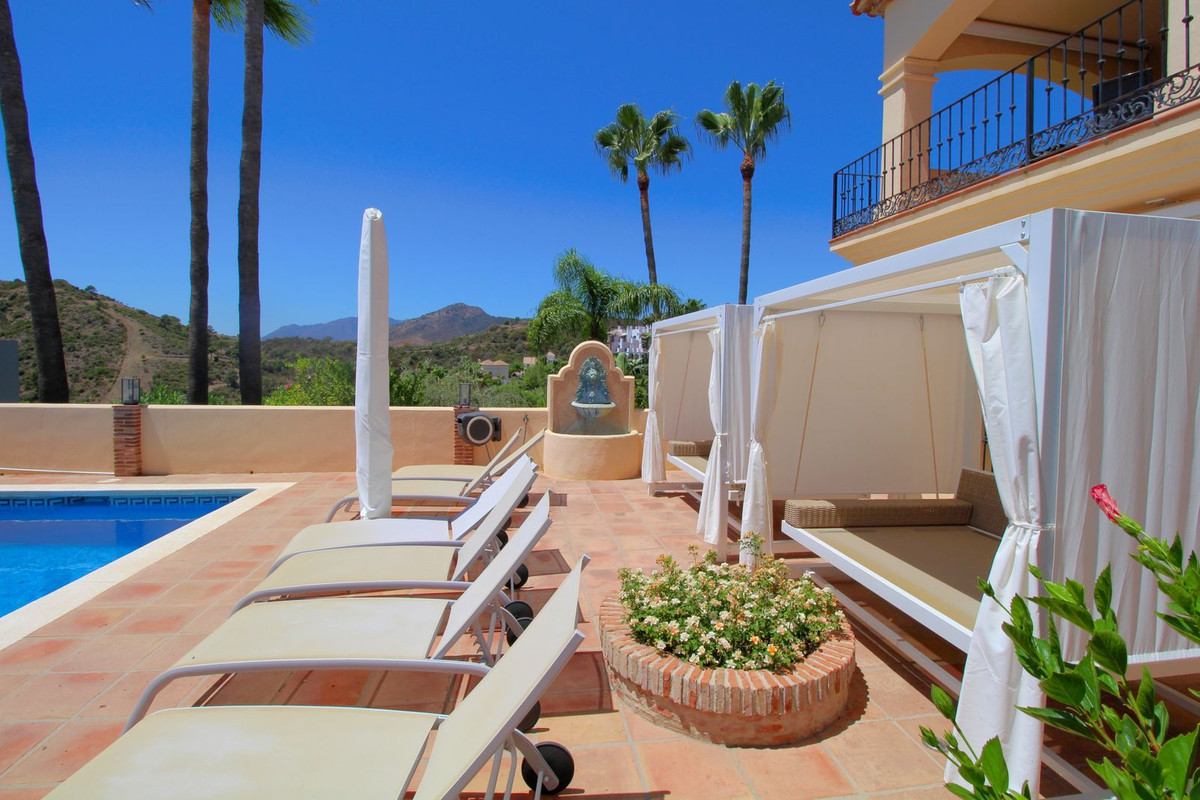 Casa de 5 Dormitorios y 4 Baños en venta en Los Arqueros, Benahavís