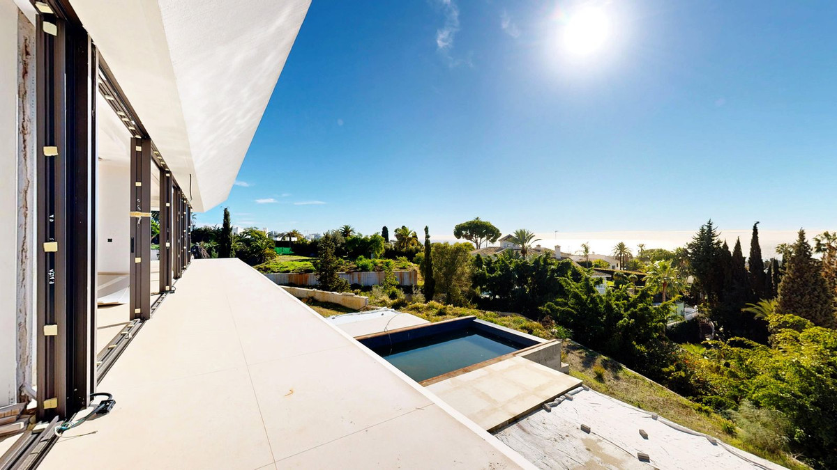 Casa de 6 Dormitorios en venta en Las Chapas, Marbella
