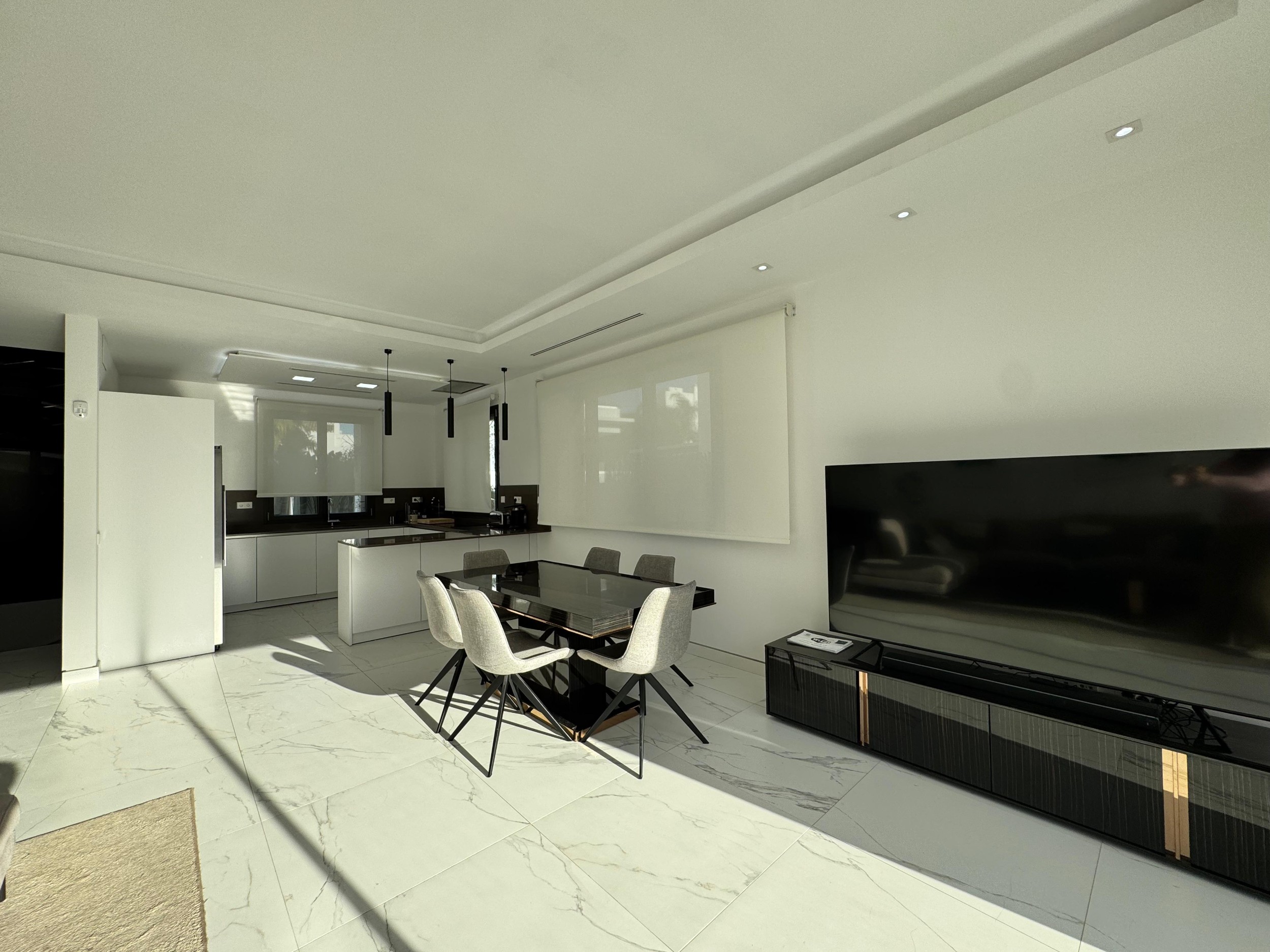 Casa de 5 Dormitorios en alquiler en Milla de Oro, Marbella