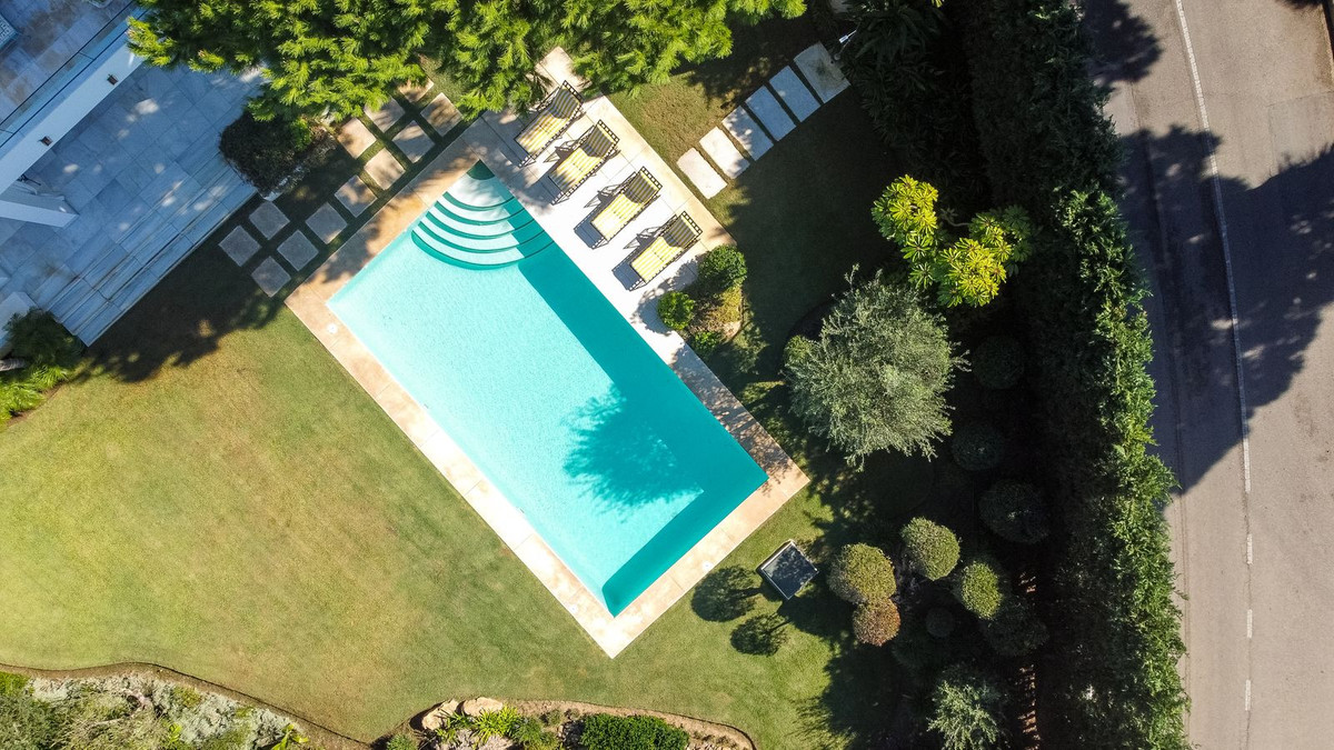 Casa de 4 Dormitorios y 4 Baños en alquiler vacacional en Las Chapas, Marbella