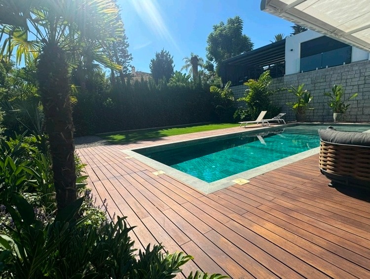 Casa de 5 Dormitorios y 7 Baños en venta en El Rosario, Marbella