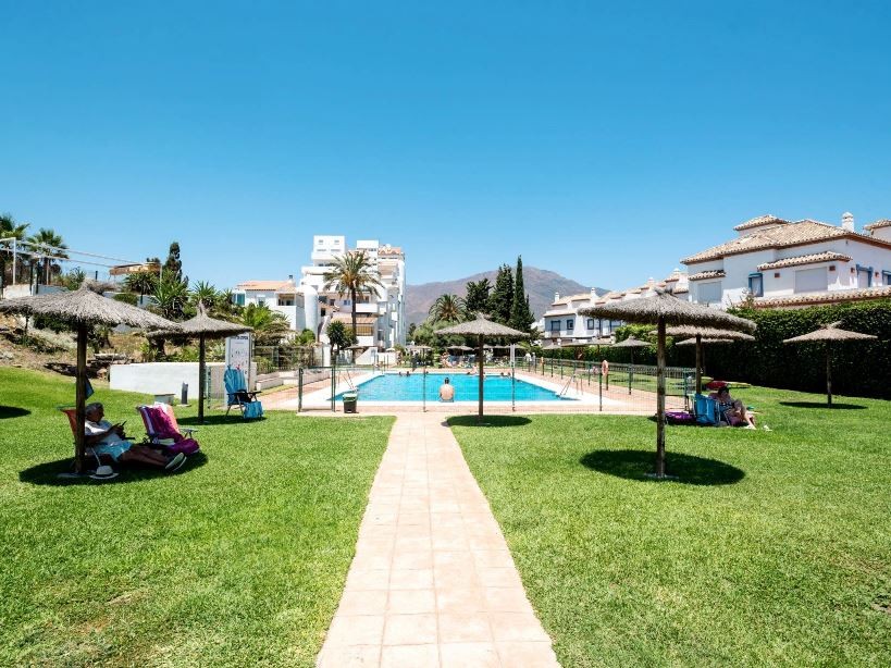 Piso de 2 Dormitorios y 2 Baños en venta en La Alqueria, Estepona