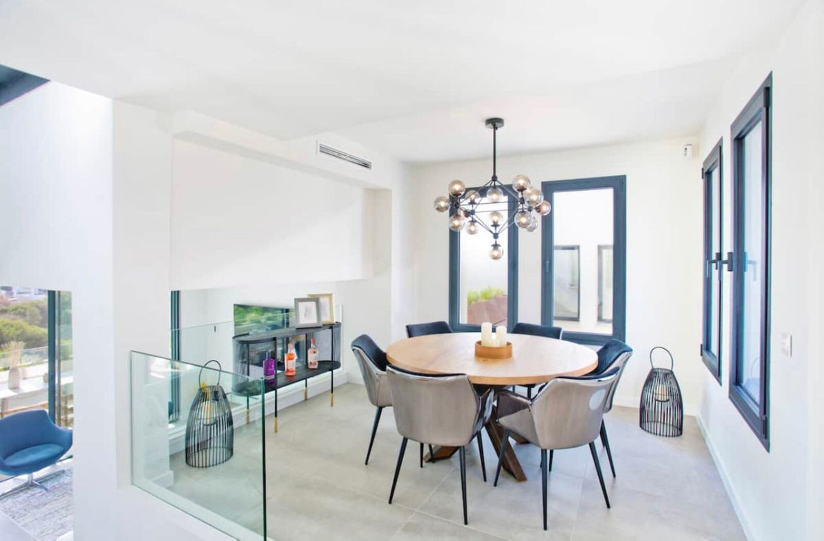 Casa Adosada de 3 Dormitorios y 3 Baños en venta en Cabopino, Marbella