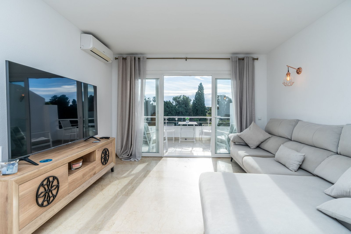 Piso de 2 Dormitorios en venta en El Paraíso, Estepona