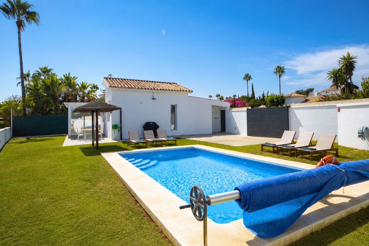Casa de 3 Dormitorios y 2 Baños en venta en Nueva Milla de Oro, Estepona