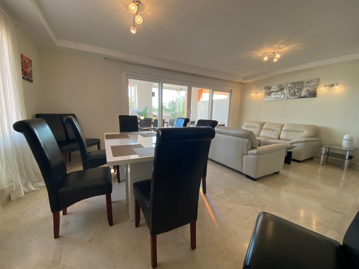 Casa Adosada de 5 Dormitorios y 3 Baños en venta en Cabopino, Marbella