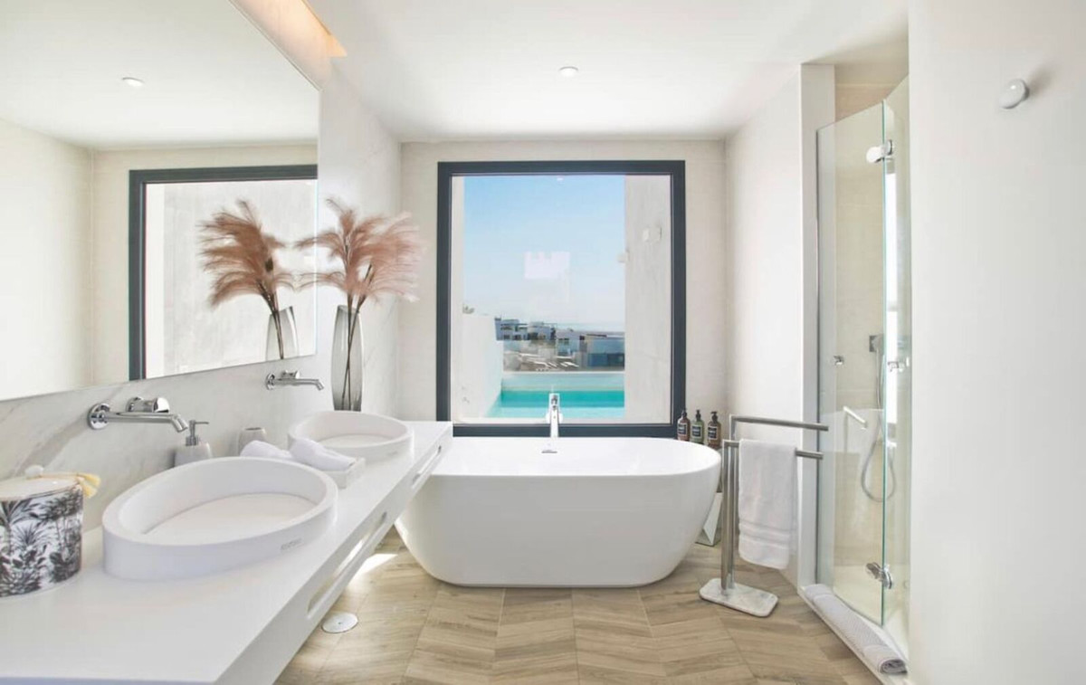Casa Adosada de 3 Dormitorios y 3 Baños en venta en Cabopino, Marbella