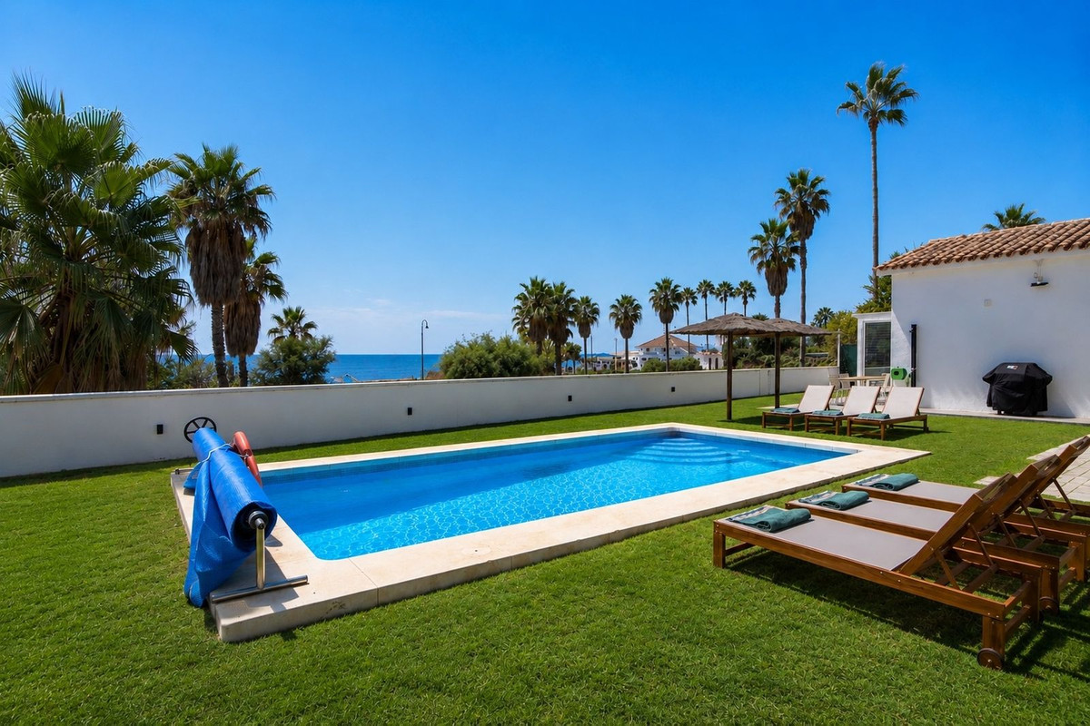 Casa de 3 Dormitorios y 2 Baños en venta en Nueva Milla de Oro, Estepona
