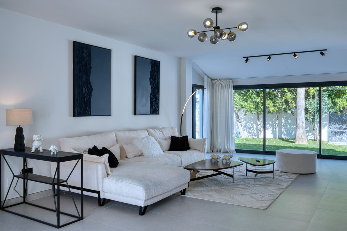 Casa de 5 Dormitorios en alquiler en Nueva Andalucía, Marbella