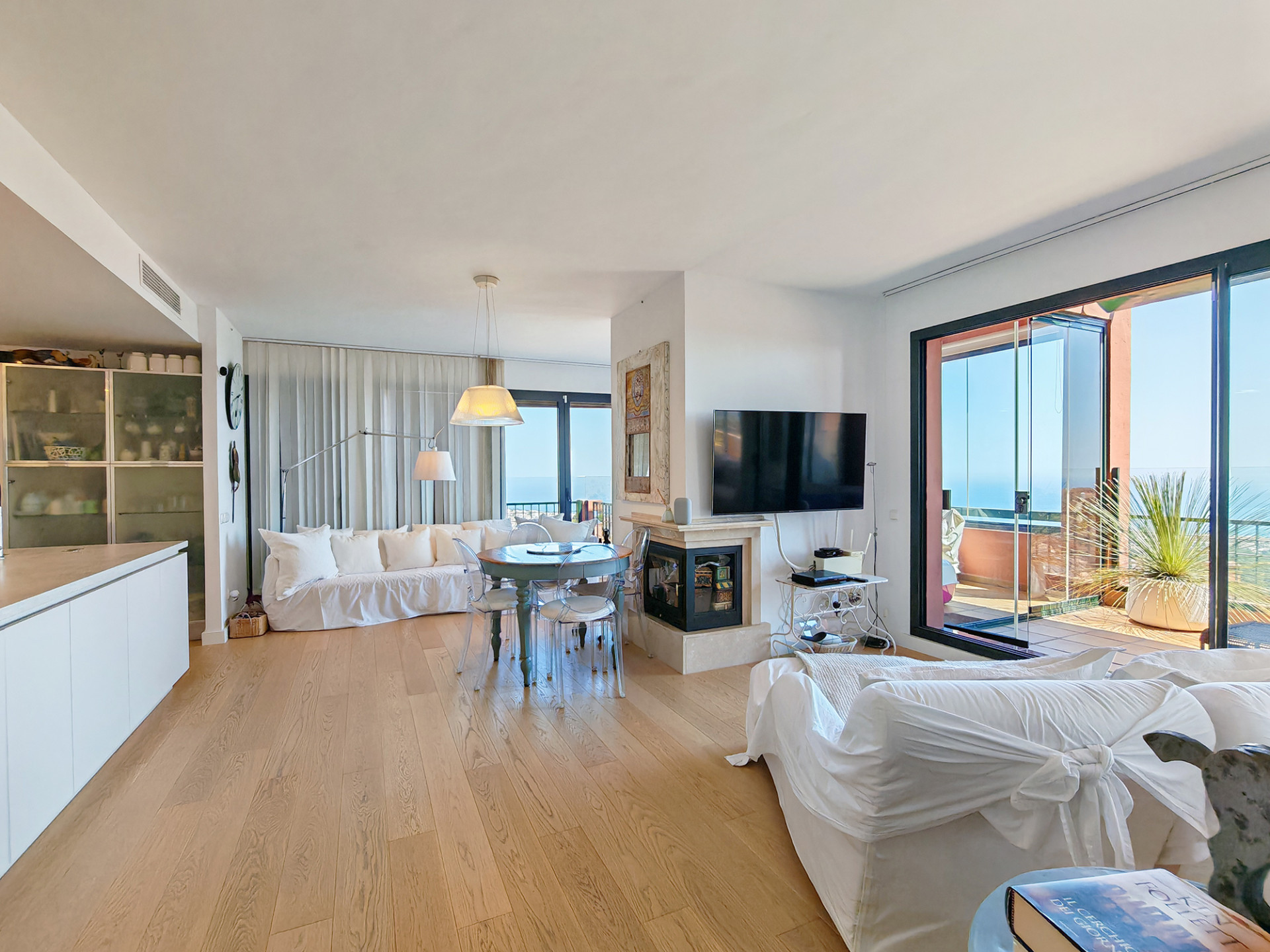 Piso de 4 Dormitorios en venta en Calahonda, Mijas