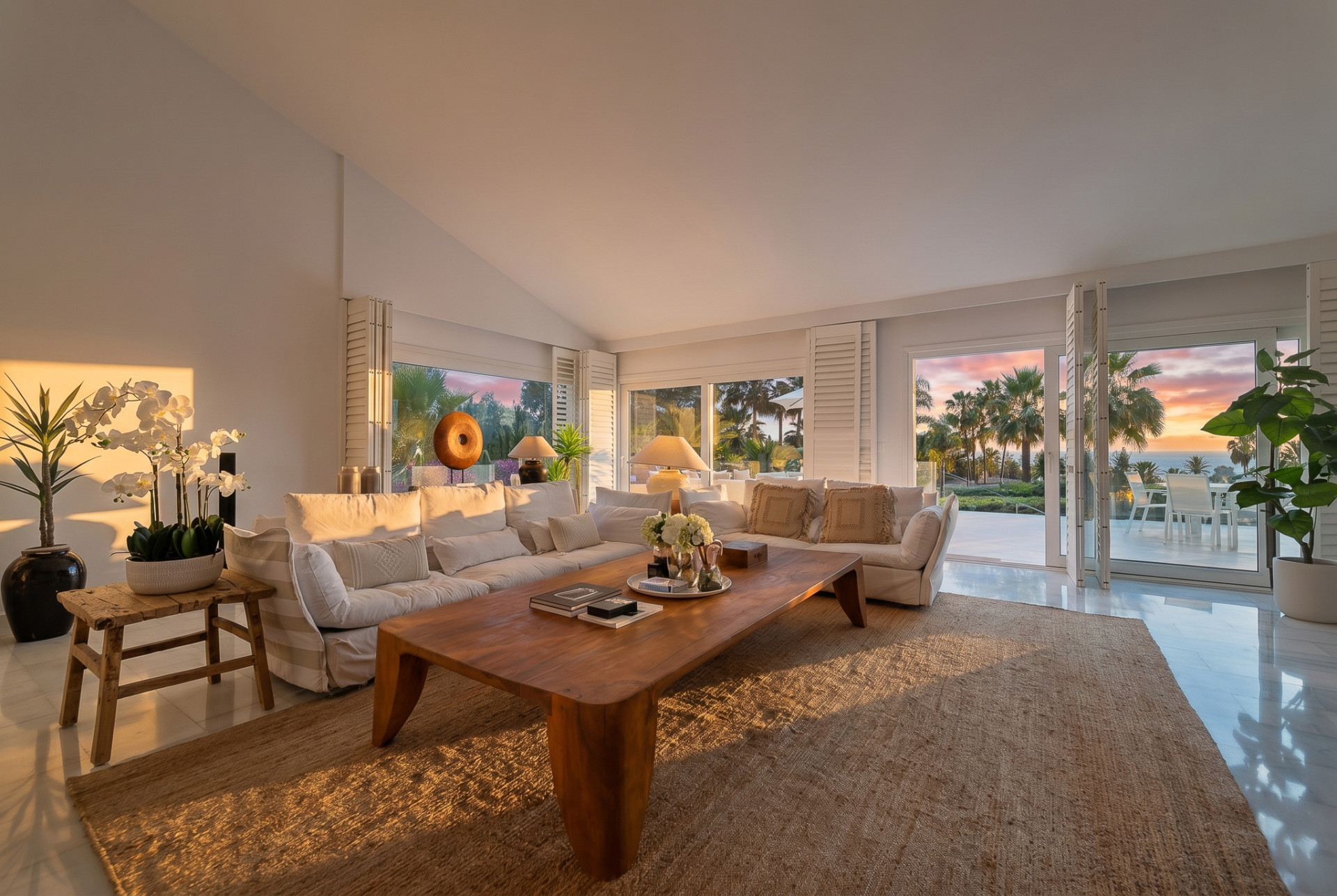 Casa de 7 Dormitorios en venta en Las Chapas, Marbella