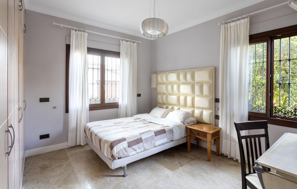 Casa de 6 Dormitorios y 4 Baños en venta en Elviria, Marbella
