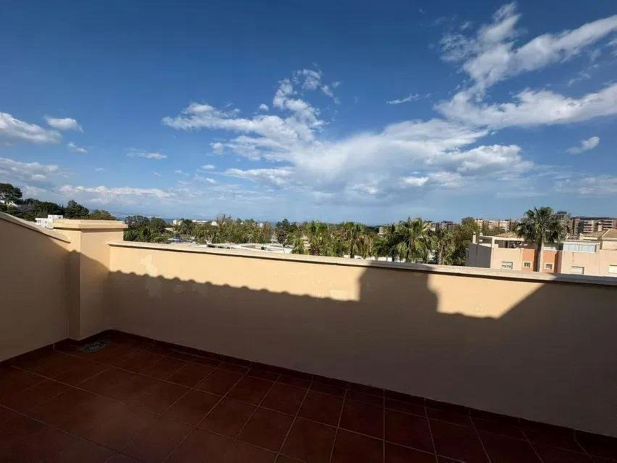 Casa Adosada de 4 Dormitorios en venta en Torremolinos