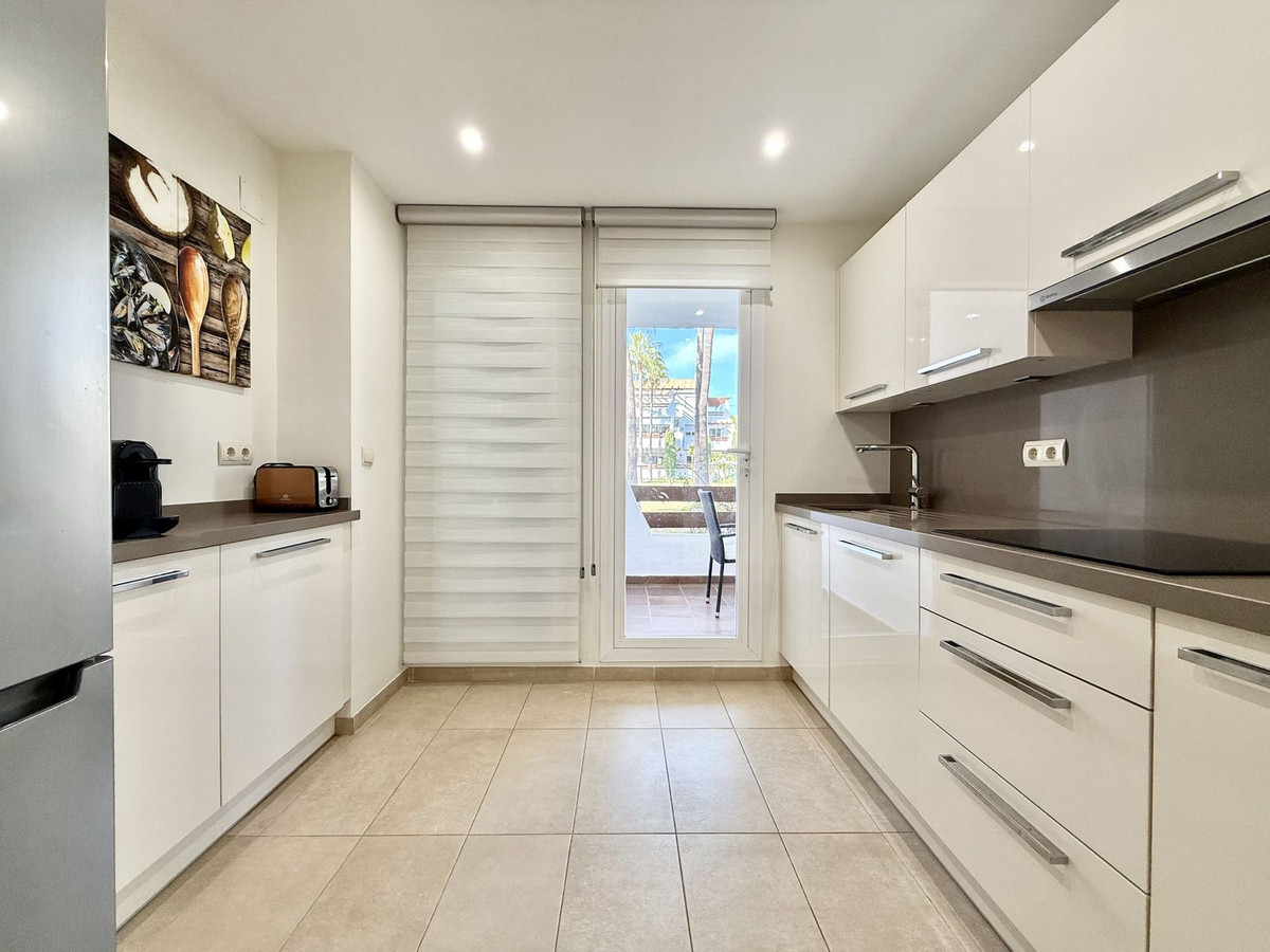 Piso de 2 Dormitorios y 2 Baños en alquiler en Nueva Milla de Oro, Estepona