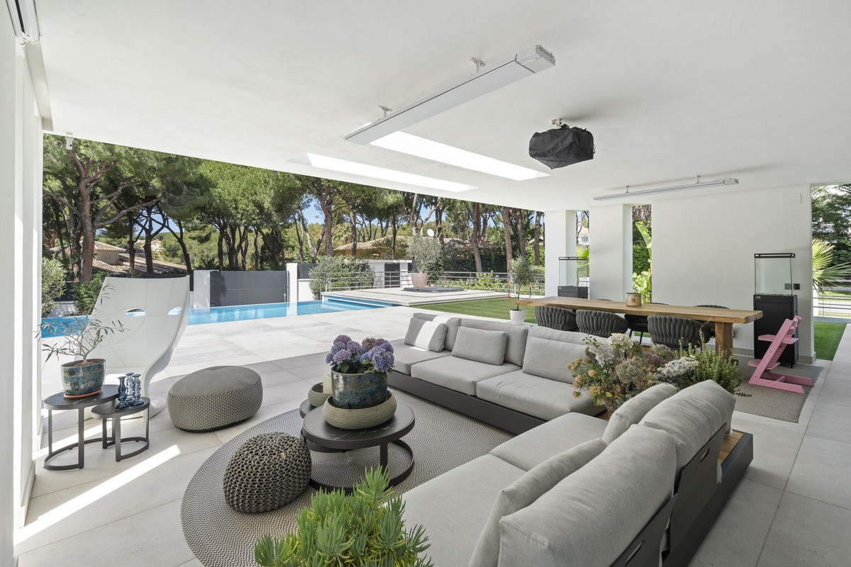 Casa de 6 Dormitorios en venta en Las Chapas, Marbella