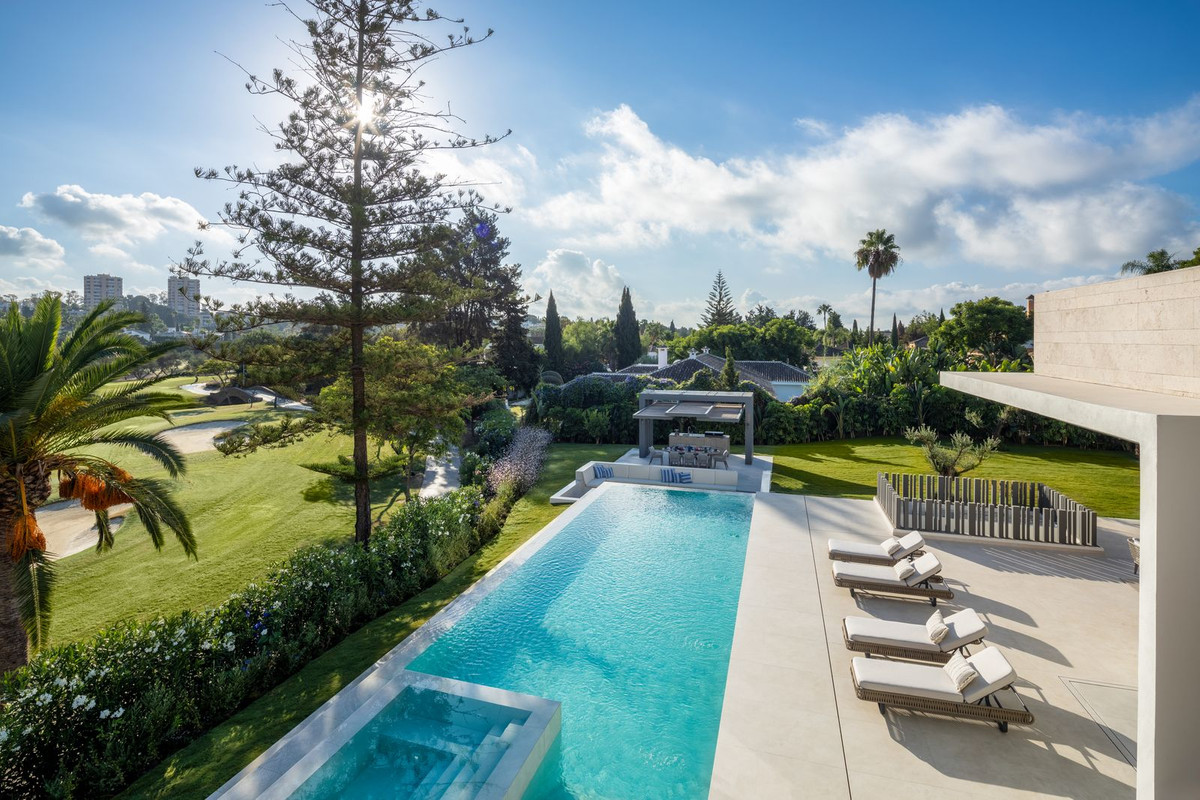 Casa de 5 Dormitorios en venta en Nueva Andalucía, Marbella