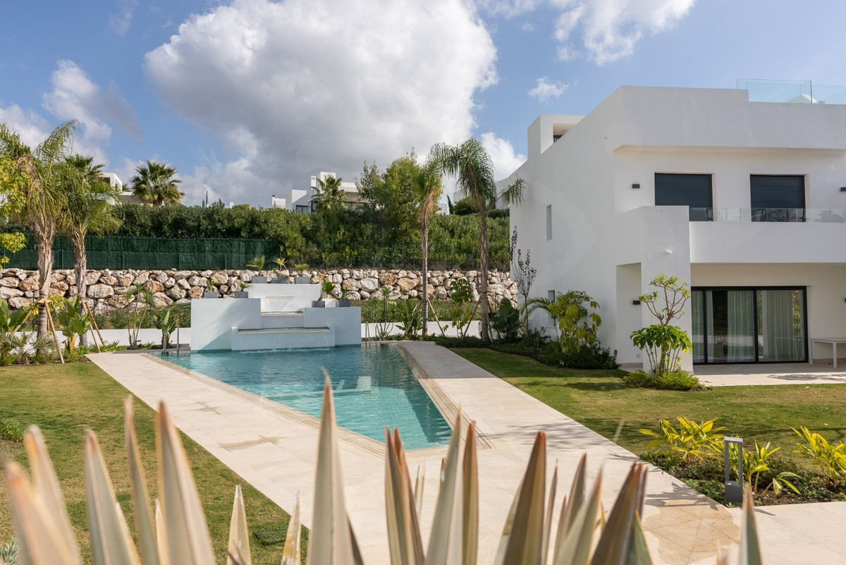 Casa Adosada de 3 Dormitorios y 3 Baños en venta en Nueva Andalucía, Marbella