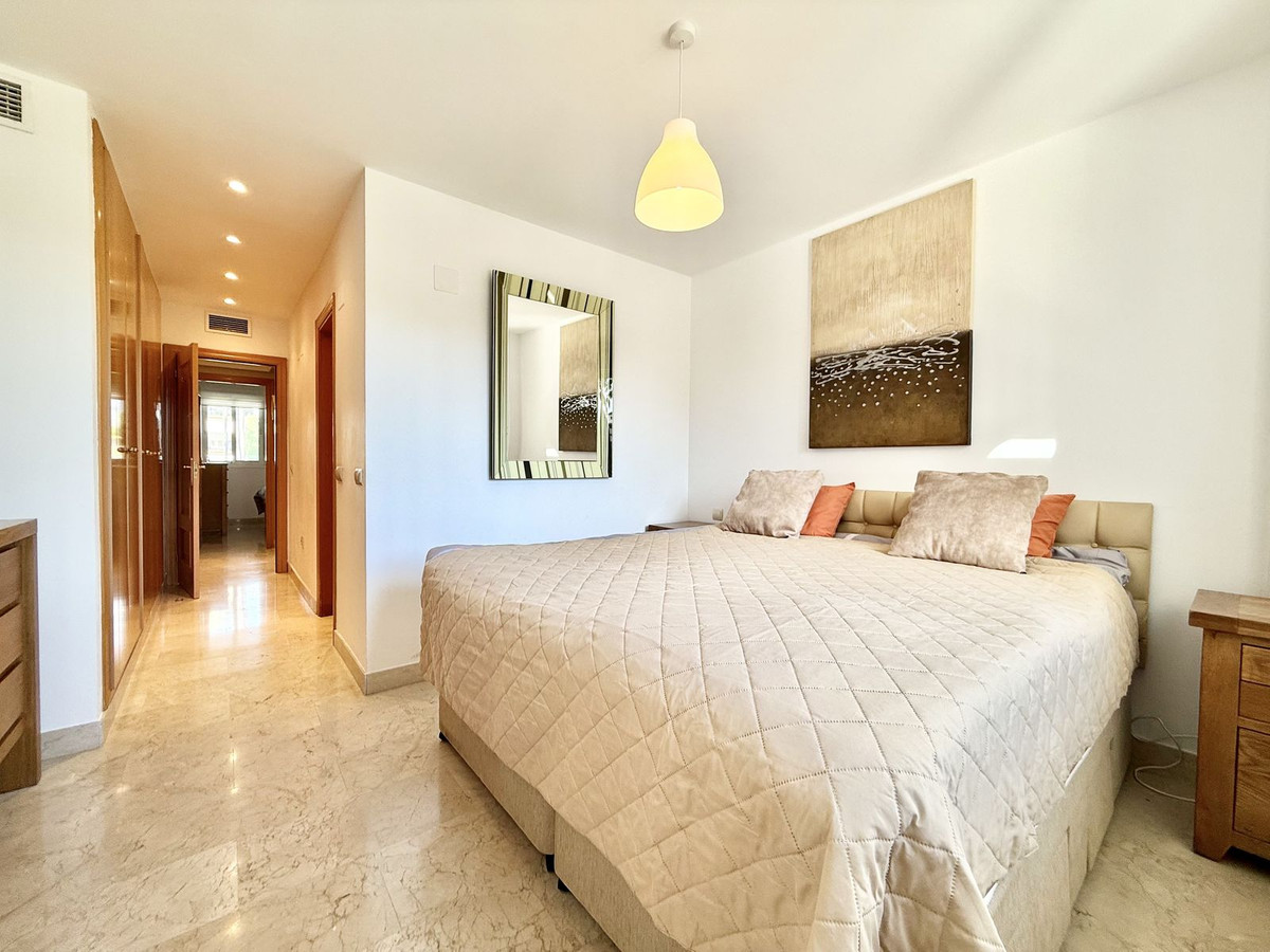 Piso de 2 Dormitorios y 2 Baños en alquiler en Nueva Milla de Oro, Estepona