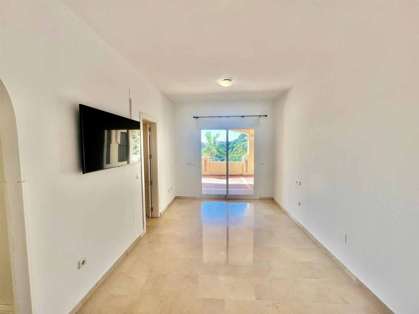 Piso de 2 Dormitorios y 2 Baños en venta en Elviria, Marbella