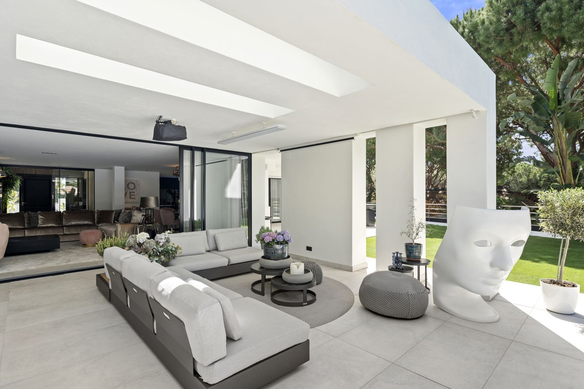 Casa de 6 Dormitorios en venta en Las Chapas, Marbella
