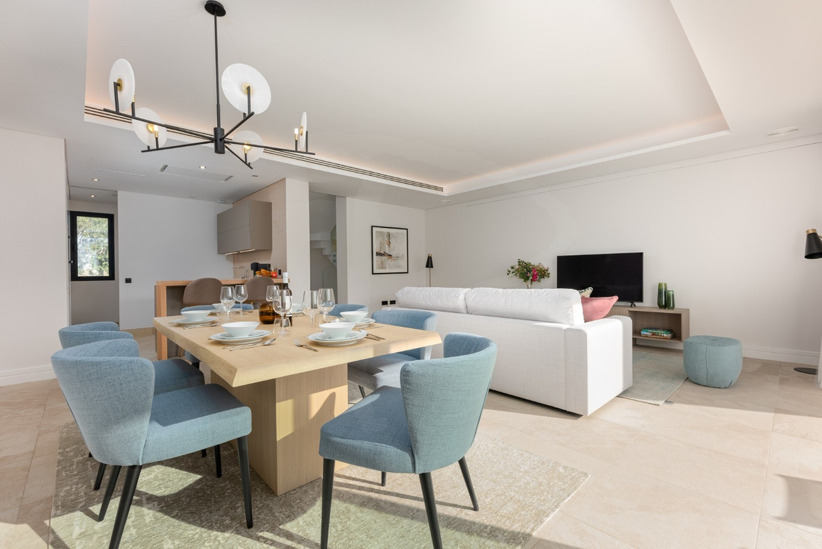 Casa Adosada de 3 Dormitorios y 3 Baños en venta en Nueva Andalucía, Marbella