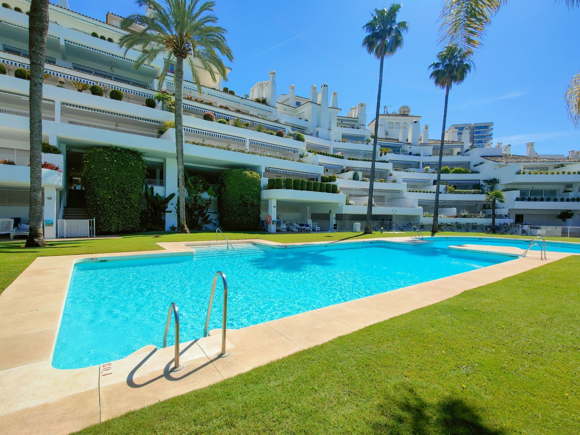 4 Bed - Apartment for Sale in Rio Real, Marbella