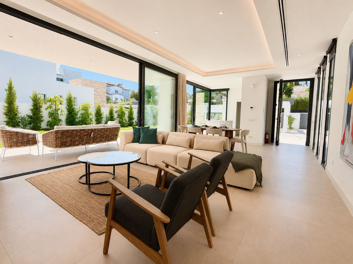 Casa de 5 Dormitorios y 6 Baños en venta en Atalaya, Estepona