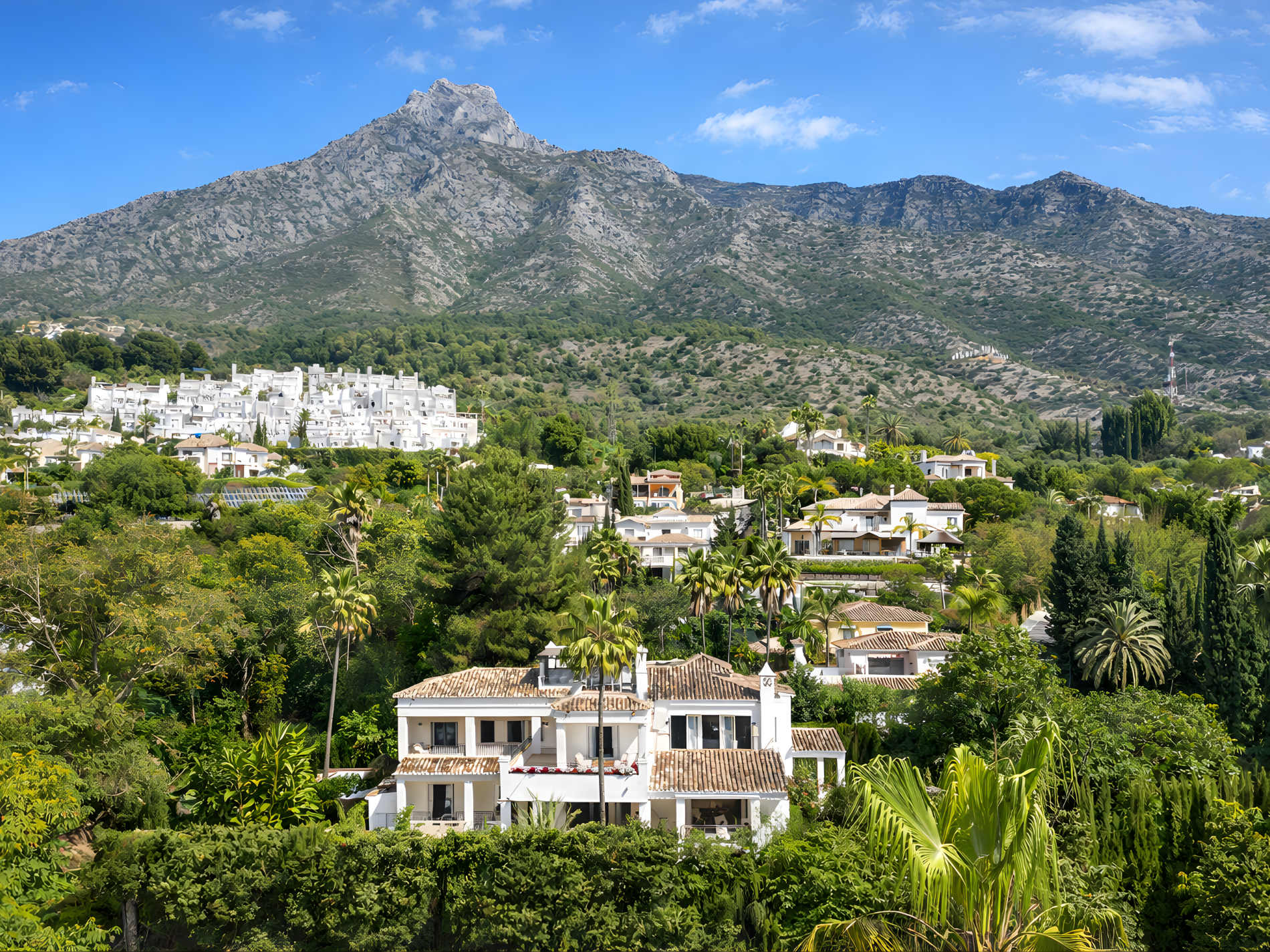 Casa de 5 Dormitorios en venta en Milla de Oro, Marbella