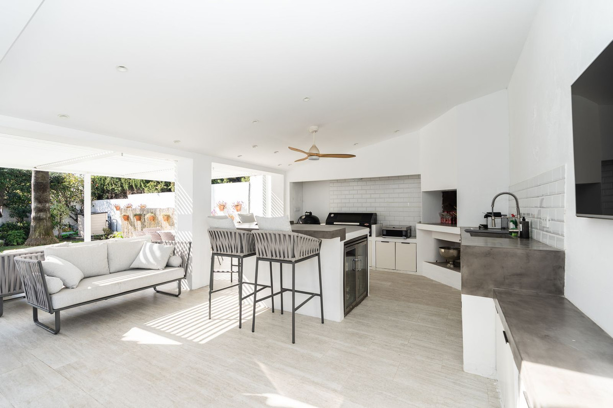 5 спални, 3 бани - Вила за продажба в El Paraiso, Estepona