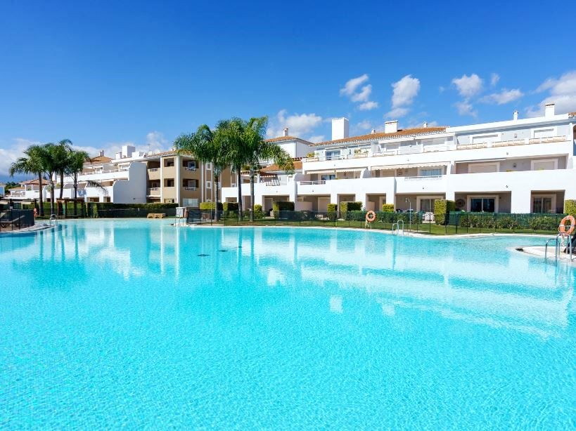 Piso de 2 Dormitorios en venta en La Alqueria, Estepona