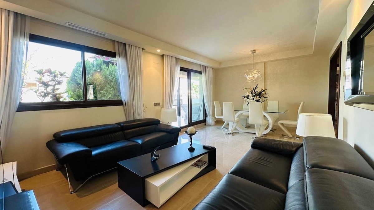 Piso de 3 Dormitorios en venta en Nueva Andalucía, Marbella