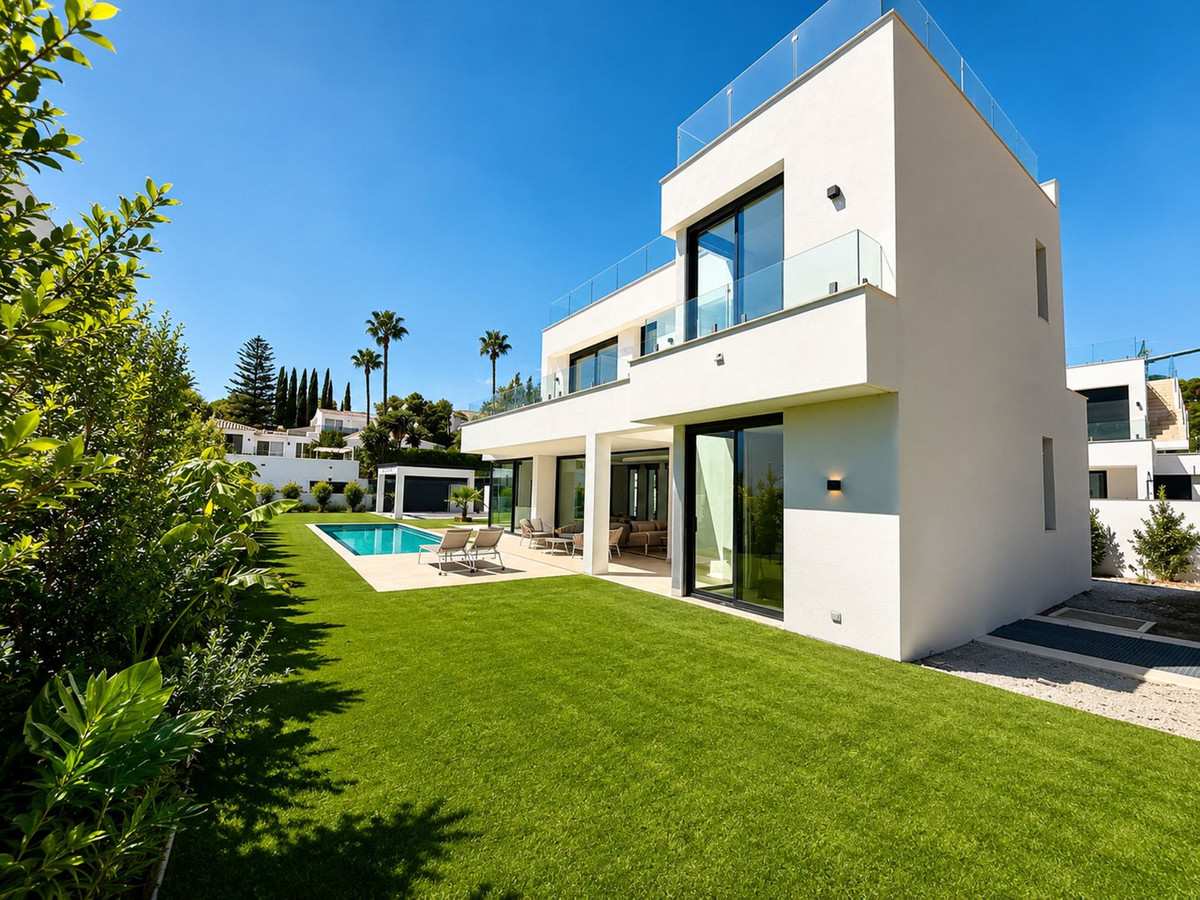 Casa de 5 Dormitorios y 6 Baños en venta en Atalaya, Estepona