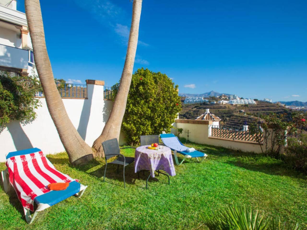 Casa Adosada de 4 Dormitorios en venta en Torrox Costa