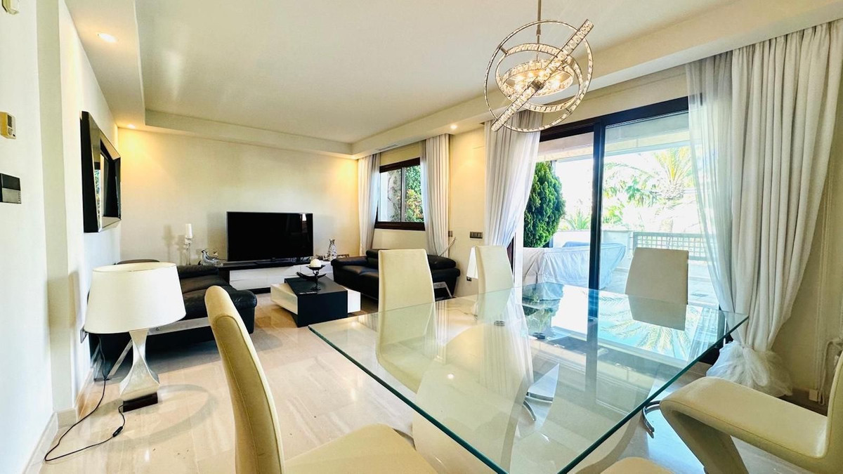 Piso de 3 Dormitorios en venta en Nueva Andalucía, Marbella