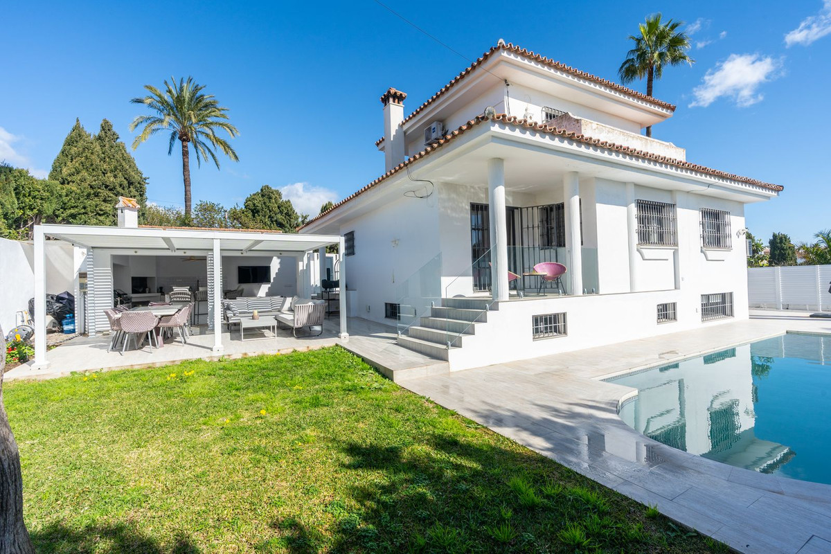 5 спални, 3 бани - Вила за продажба в El Paraiso, Estepona