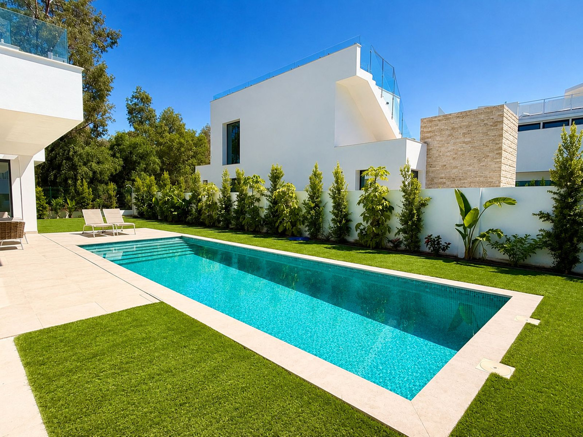 Casa de 5 Dormitorios y 6 Baños en venta en Atalaya, Estepona