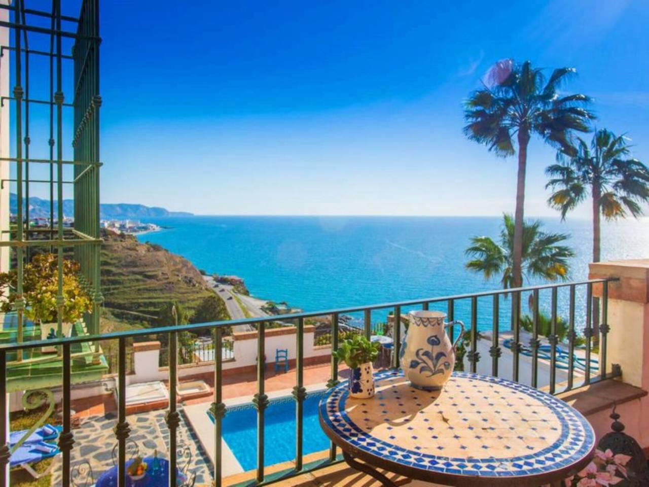 Casa Adosada de 4 Dormitorios en venta en Torrox Costa