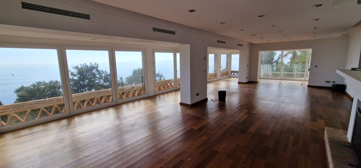 5 Bed, 6 Bath - Villa for Sale in Manilva