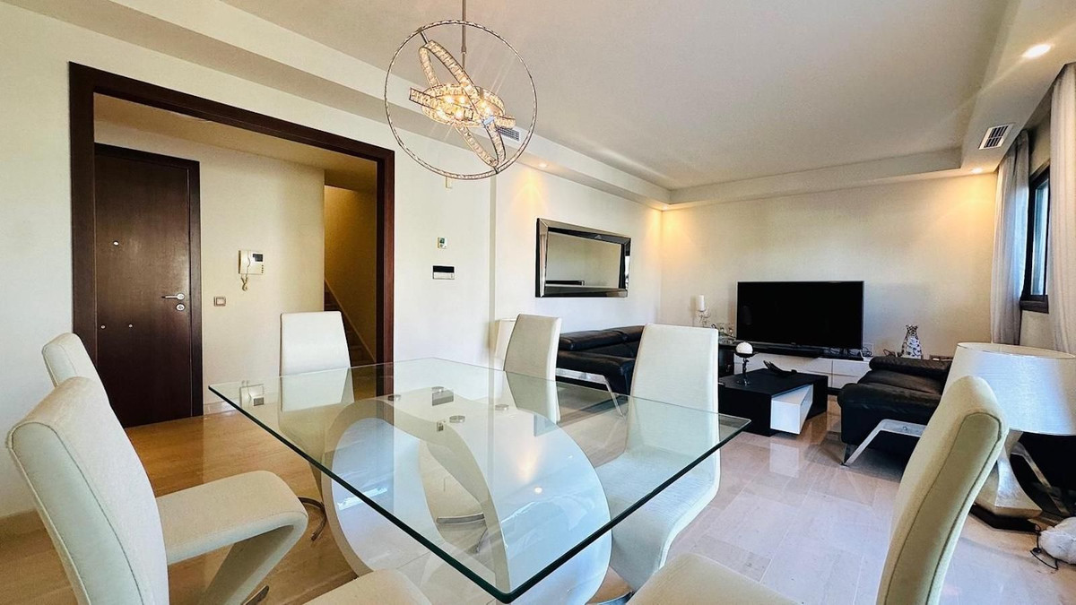 Piso de 3 Dormitorios en venta en Nueva Andalucía, Marbella