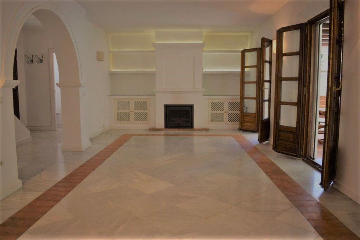 Casa Adosada de 4 Dormitorios y 4 Baños en alquiler en Milla de Oro, Marbella