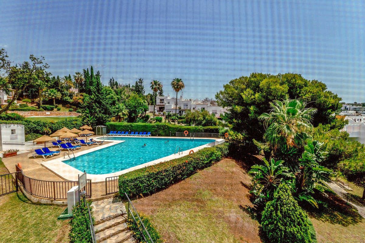 Casa Adosada de 4 Dormitorios y 3 Baños en venta en Cabopino, Marbella