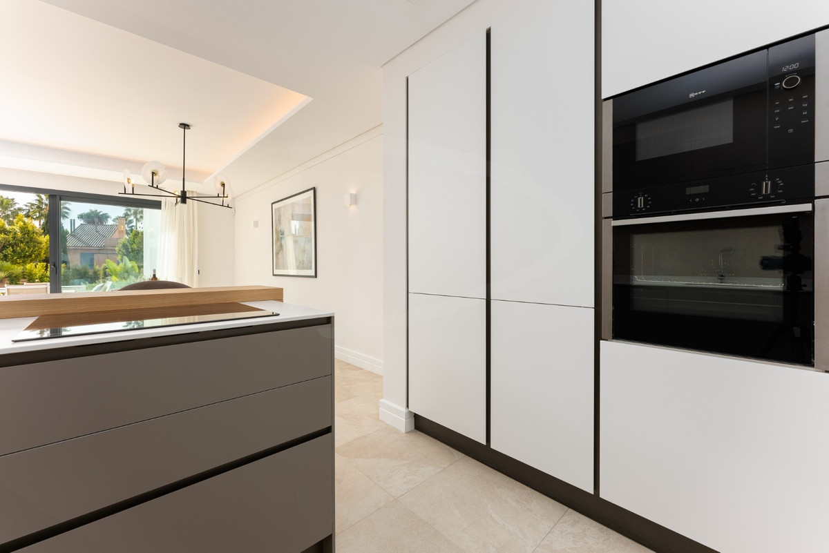 Casa Adosada de 3 Dormitorios y 3 Baños en venta en Nueva Andalucía, Marbella