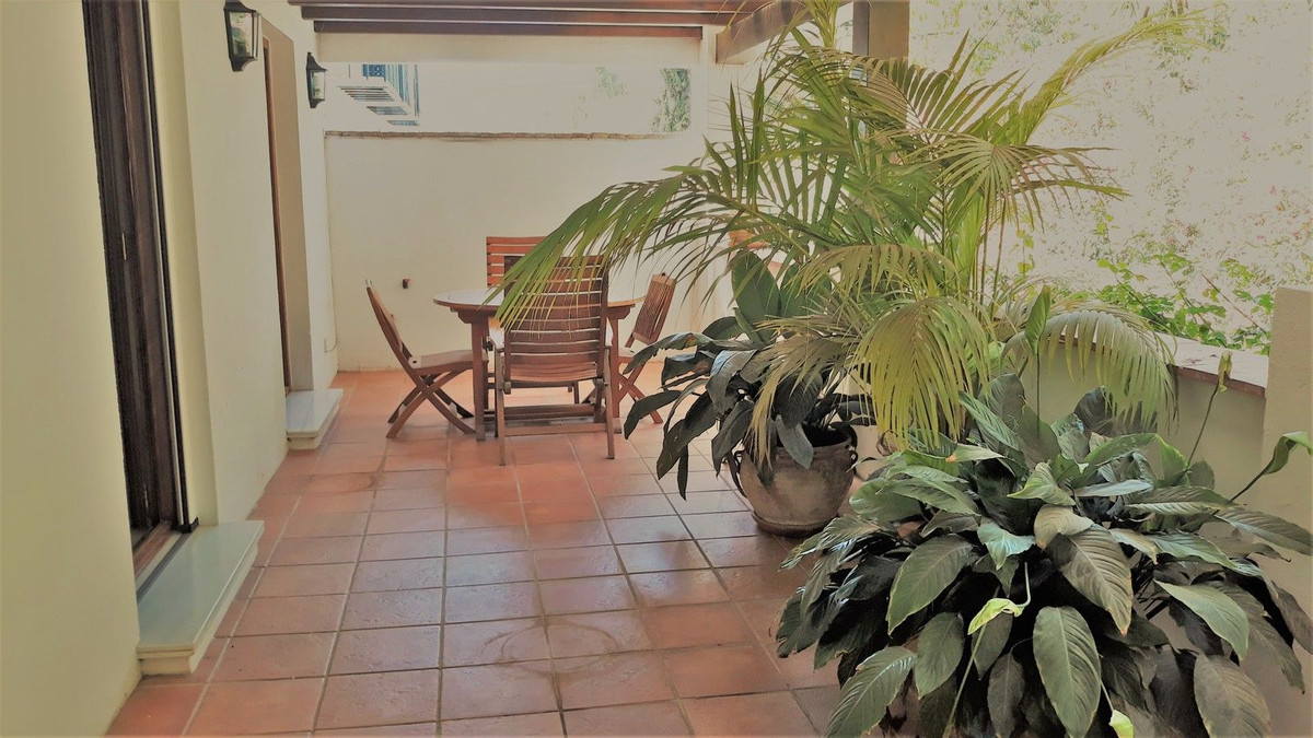 Casa Adosada de 4 Dormitorios y 4 Baños en alquiler en Milla de Oro, Marbella