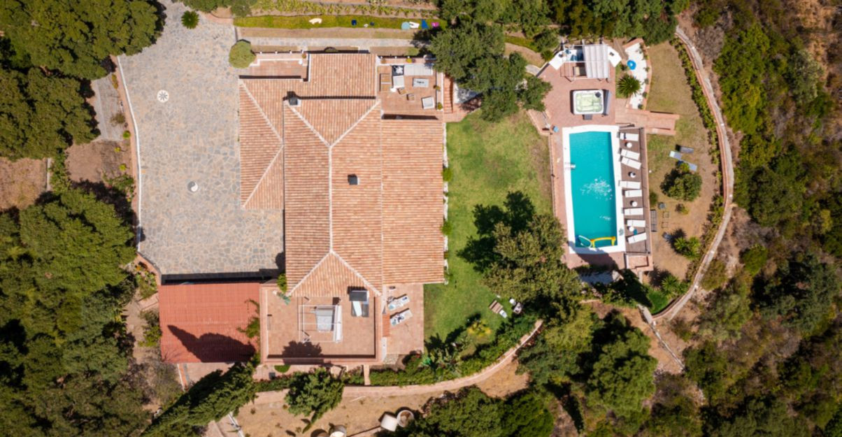 Casa de 6 Dormitorios en venta en El Madroñal, Benahavís