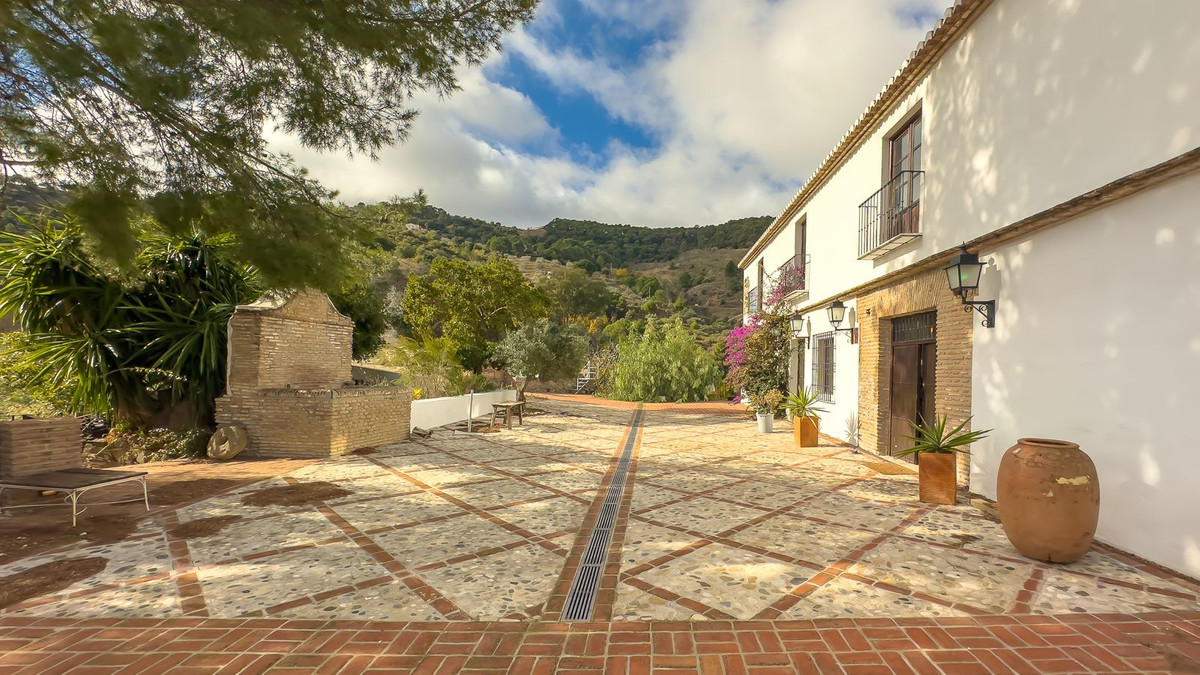 Finca de 8 Dormitorios y 8 Baños en venta en Málaga
