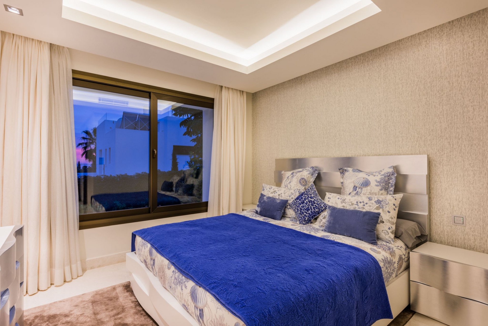 Casa de 6 Dormitorios y 7 Baños en alquiler en Milla de Oro, Marbella