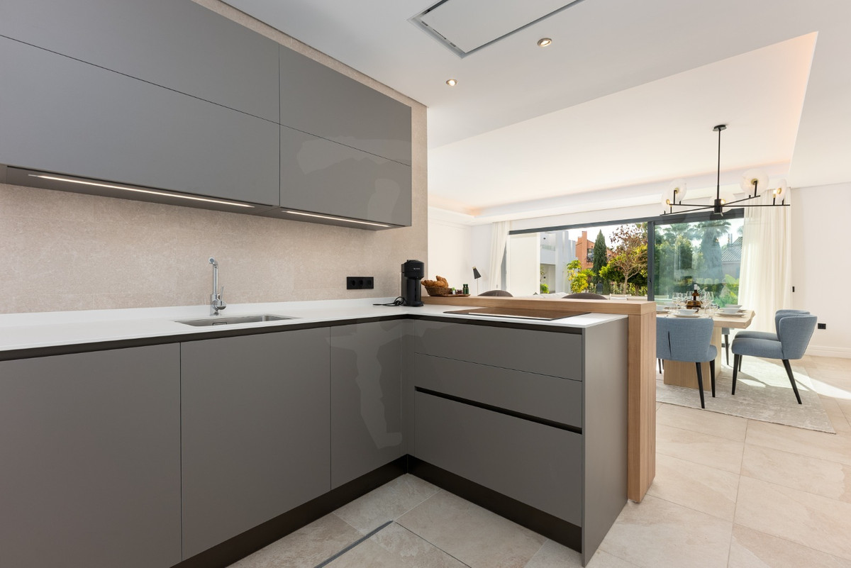 Casa Adosada de 3 Dormitorios y 3 Baños en venta en Nueva Andalucía, Marbella