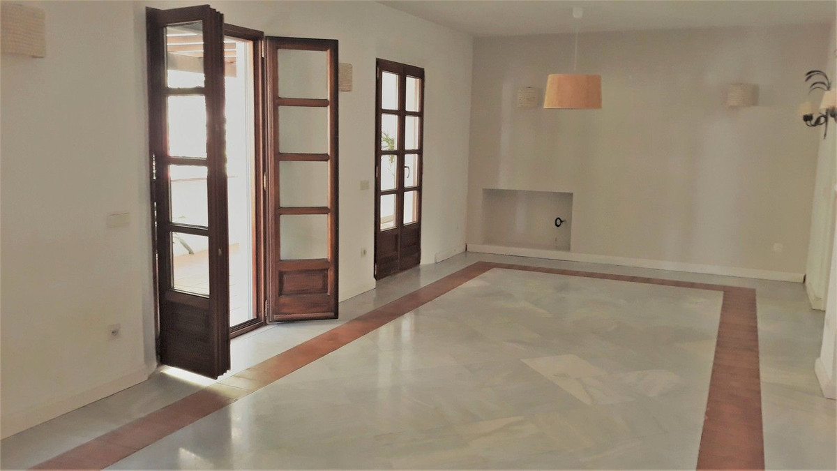 Casa Adosada de 4 Dormitorios y 4 Baños en alquiler en Milla de Oro, Marbella