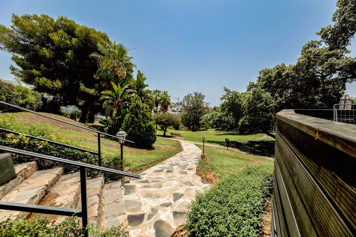 Casa Adosada de 4 Dormitorios y 3 Baños en venta en Cabopino, Marbella