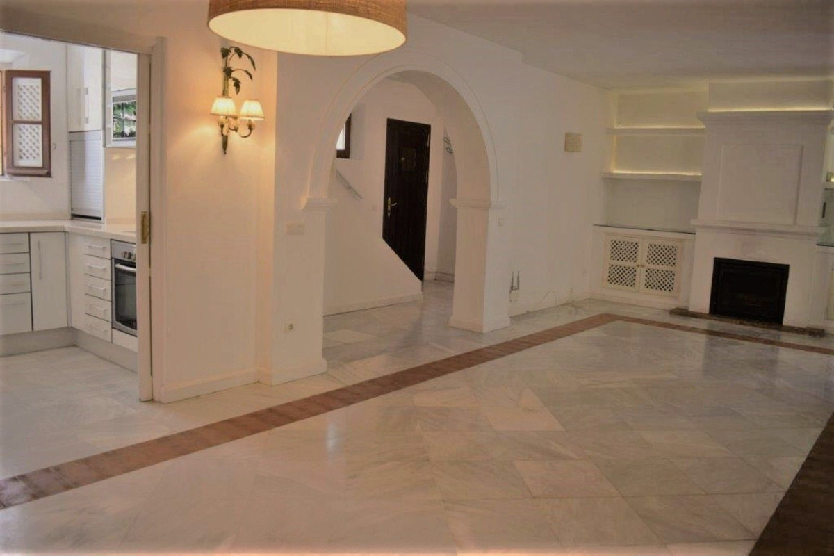 Casa Adosada de 4 Dormitorios y 4 Baños en alquiler en Milla de Oro, Marbella